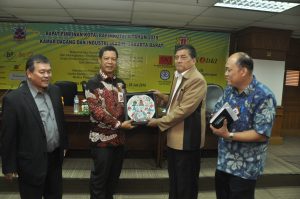 Penyerahan Cinderamata Kepada Walikota Jakarta Barat