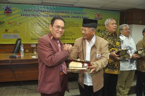 Penyerahan Cinderamata Kepada Ketua KADIN Jakarta Utara