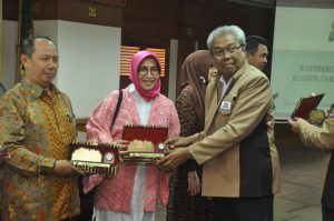 Penyerahan Cindera Mata Kepada Ibu Ketua Umum Kadin DKI Jakarta