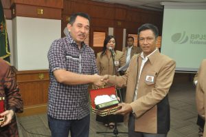 Penyerahan Cinderamata kepada BPJS Ketanagakerjaan